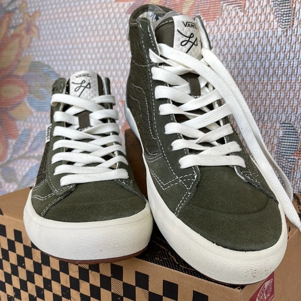 Vans Men’s The Lizzie
Quilted Grape Leaf
VN0A4BX150K
Sneakers - Picture 8 of 16